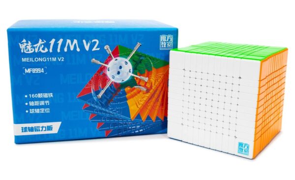 moyu-meilong-11x11-v2-magnetic-ball-core Кубик Рубіка 11х11 MoYu Meilong v2 Ball Core — це топова версія одинадцятки Meilong від MoYu. Як і варто було очікувати, головні зміни це зменшення розміру і ваги, суттєве доопрацювання механізму, ну і звичайно магнітайз і система Ball Core. Новинка має розмір 69,5мм і вагу кубика всього 247 грамів.